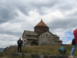 050 - chiesa sul lago sevan